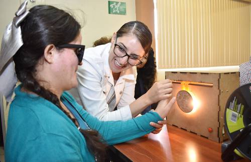 Ciegos y débiles visuales viven experiencia sensorial en torno al eclipse de Abril.