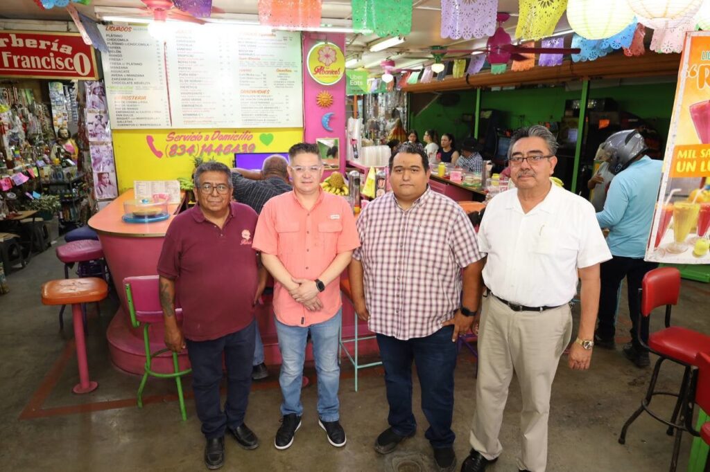 Presidente Municipal en funciones dialoga con locatarios del Mercado Argüelles.