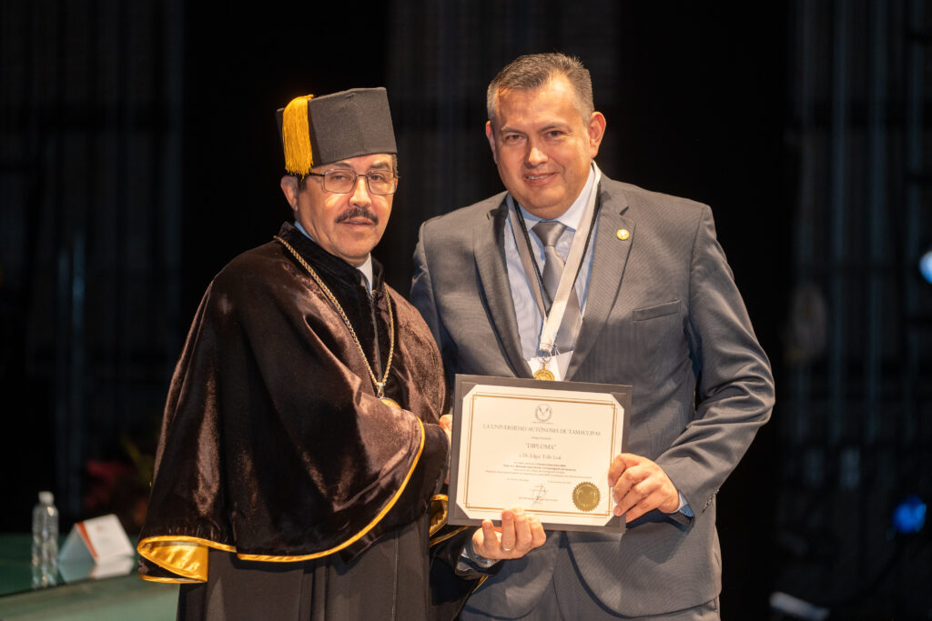 Entrega rector el premio Investigación de Excelencia a profesor de la FIC-UAT