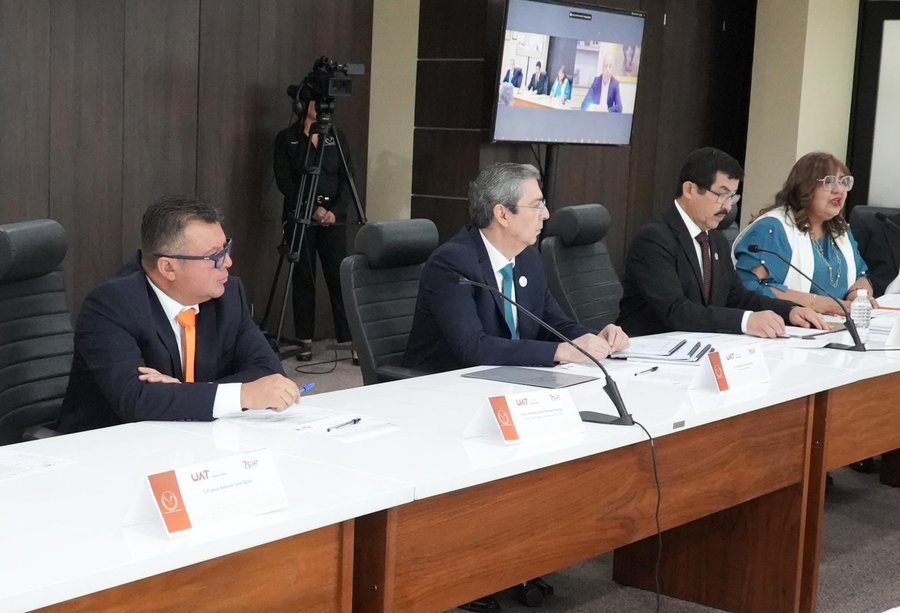 Toman protesta nuevos integrantes del Patronato de la UAT