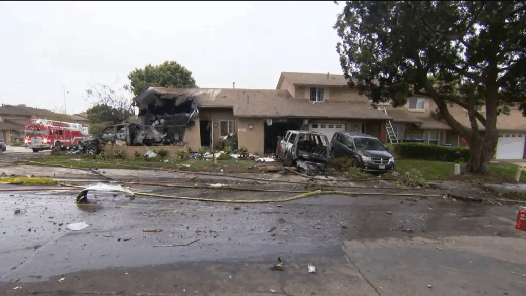 Dos muertos al estrellarse un avión pequeño en San Diego, California