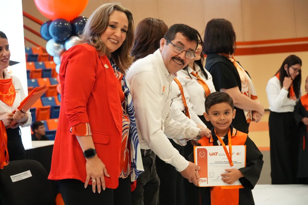 El rector Dámaso Anaya y la Lic. Isolda Rendón presiden graduación de CENDIS de la UAT