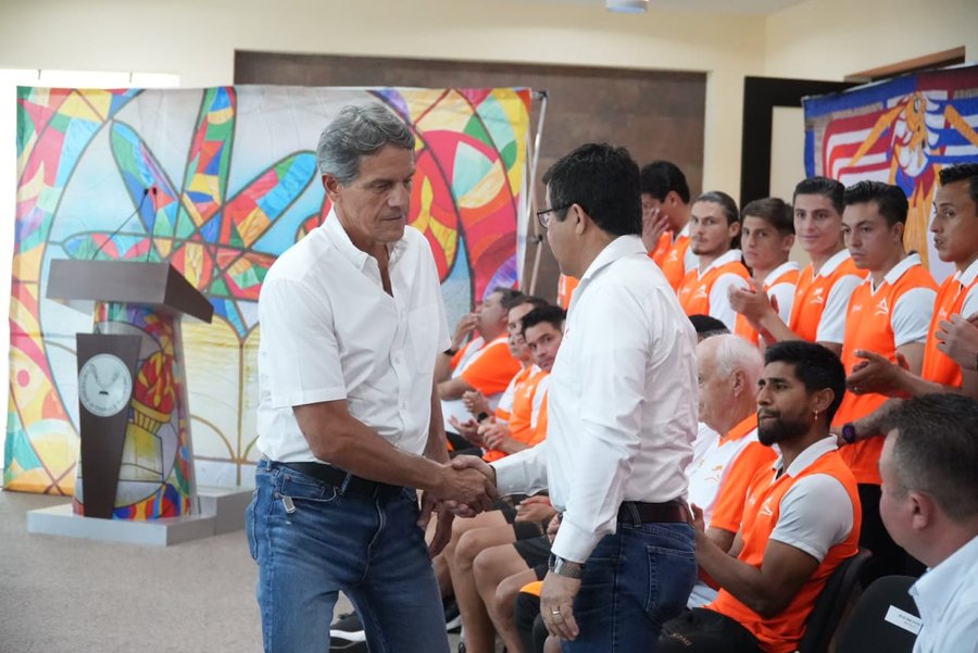 Rector de la UAT presenta oficialmente al equipo Correcaminos para el Torneo Apertura 2025 de la Liga de Expansión