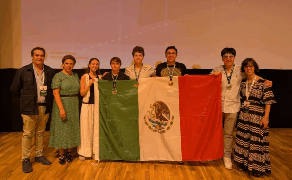 Jóvenes mexicanos ganan el oro en Olimpiada Internacional de Economía