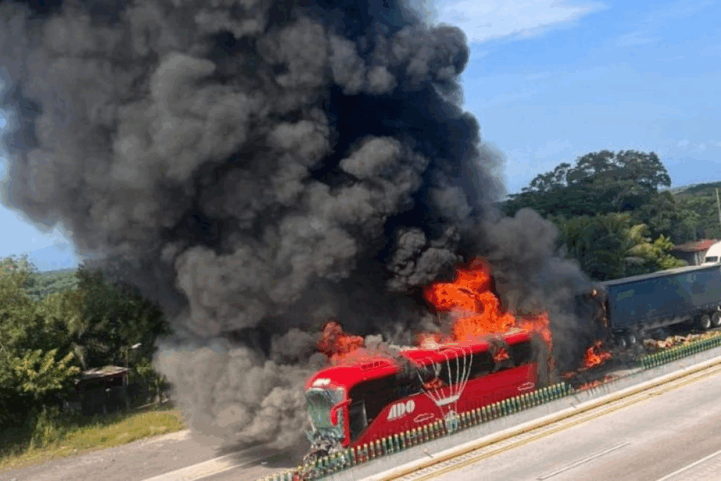 Choque entre autobús y tráiler deja 14 heridos en Veracruz