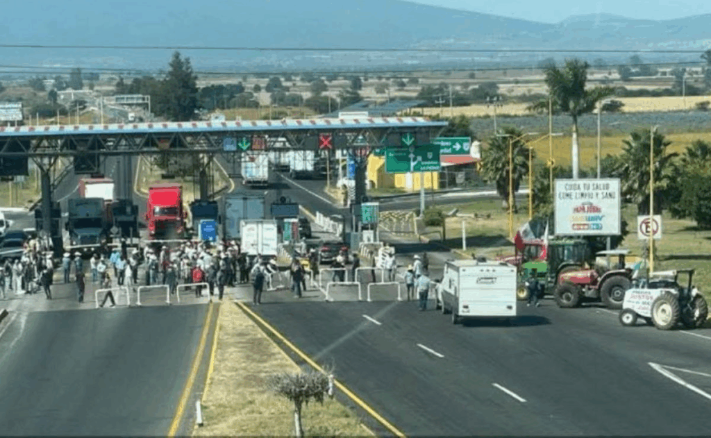 Bloqueo de agricultores en la Morelia-Zinapécuaro cumple 24 horas