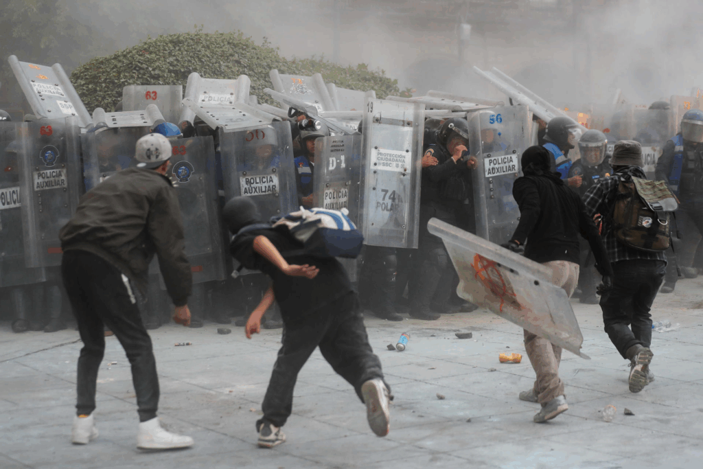 Policía CDMX actuó con prudencia y cabeza fría durante la violencia en marcha del 2 de octubre: Pablo Vázquez