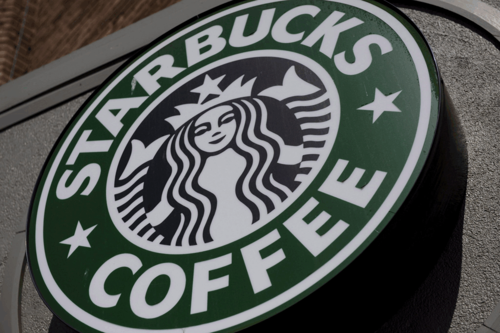 Nueva York y Starbucks acuerdan pago millonario por violar derechos de trabajadores
