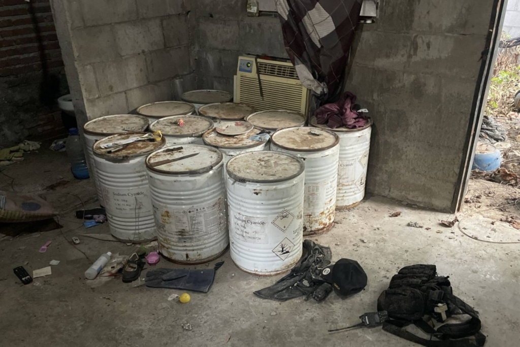 Marina asegura tambos con 600 kilogramos de precursores químicos en Sinaloa